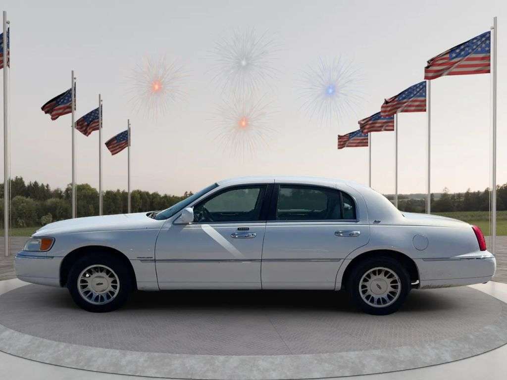 2001 Lincoln town car - Image 3