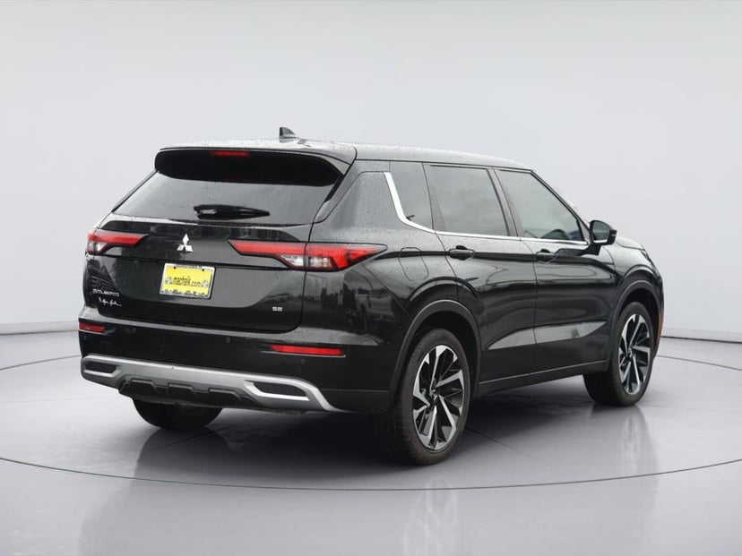 2022 Mitsubishi Outlander - Image 3