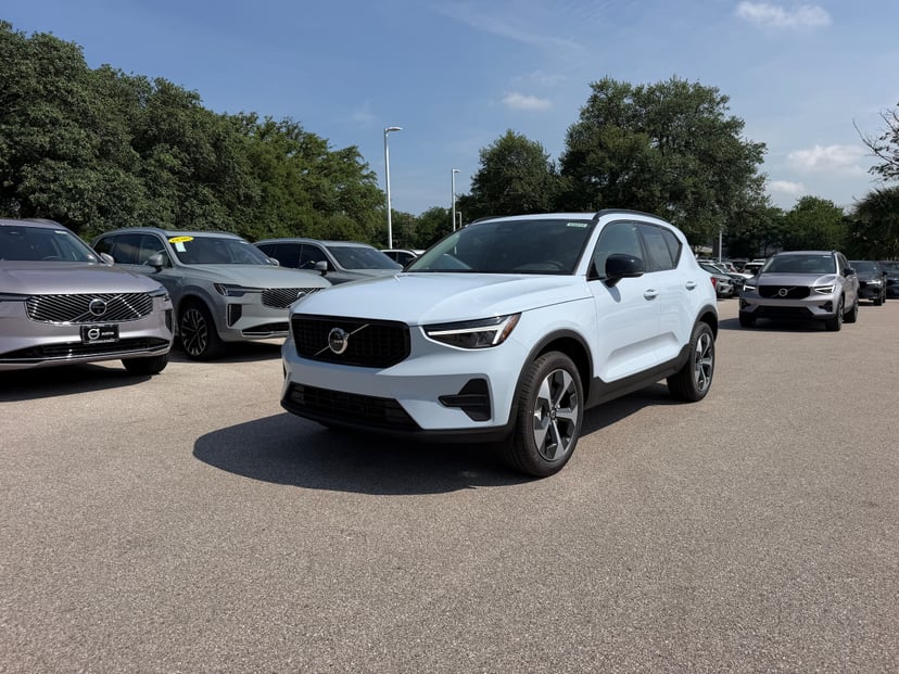 2026 Volvo XC40 - Image 2