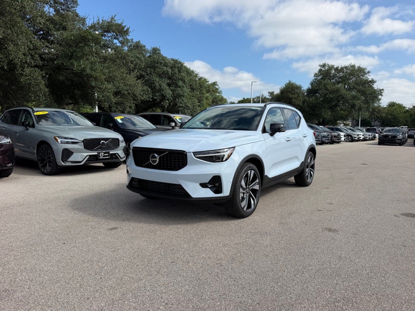 2026 Volvo XC40 - Image 1