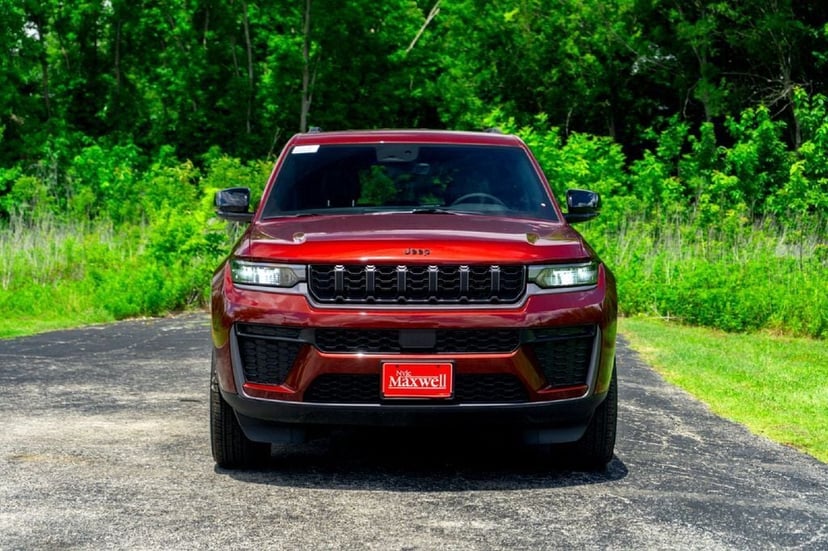 2026 Jeep Grand Cherokee Laredo Altitude - Image 3