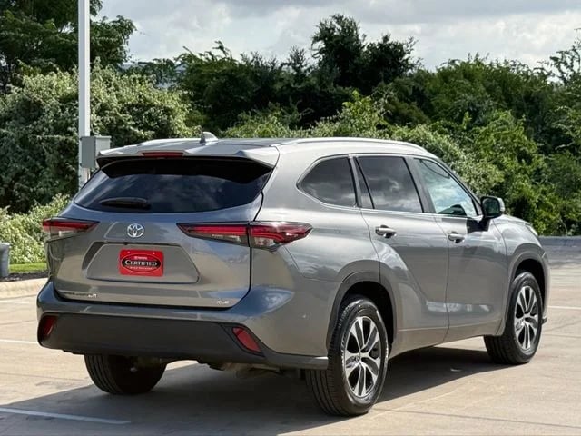 2025 Toyota Highlander - Image 2
