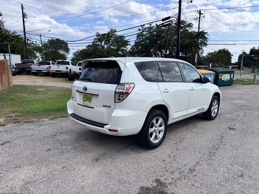 2013 Toyota RAV4 - Image 2