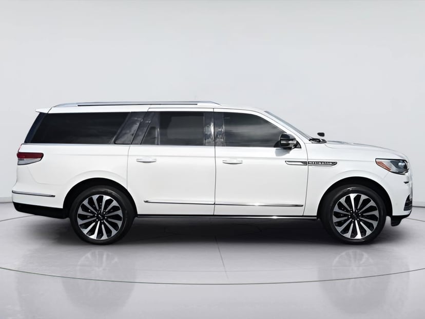 2024 Lincoln Navigator L - Image 2