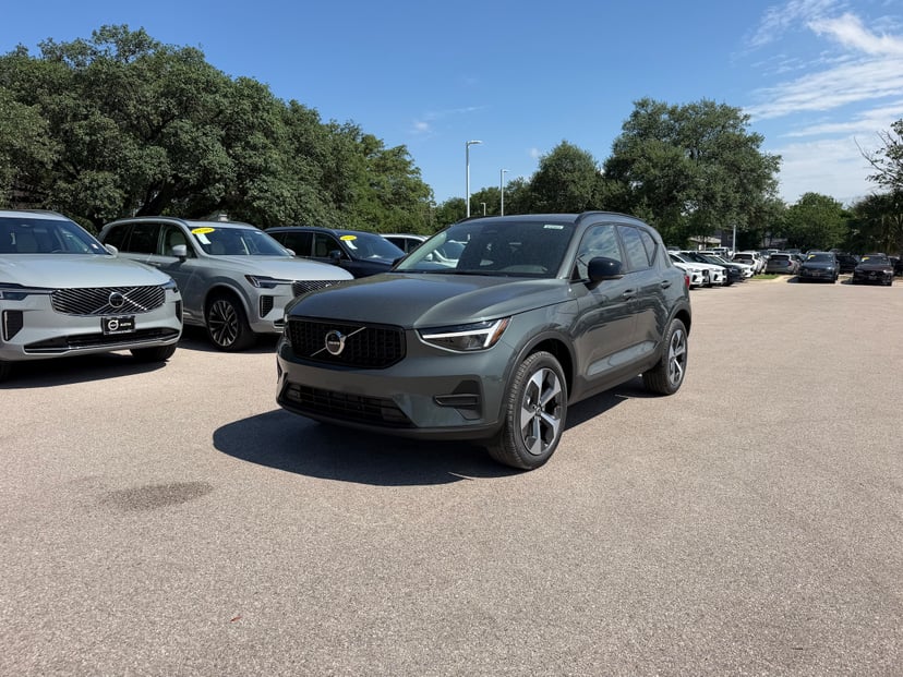 2026 Volvo XC40 - Image 1