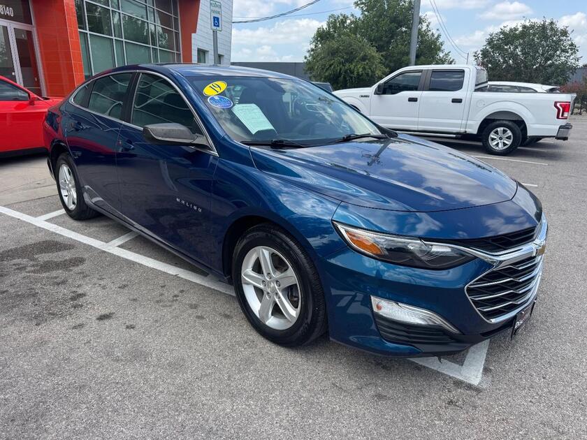 2019 Chevrolet Malibu - Image 2