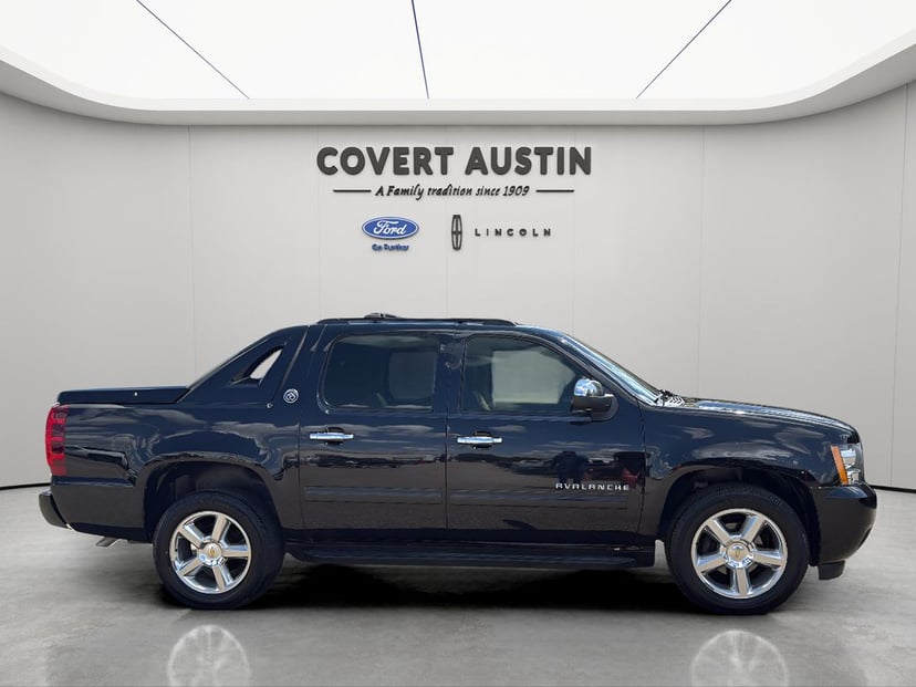2013 Chevrolet avalanche - Image 2