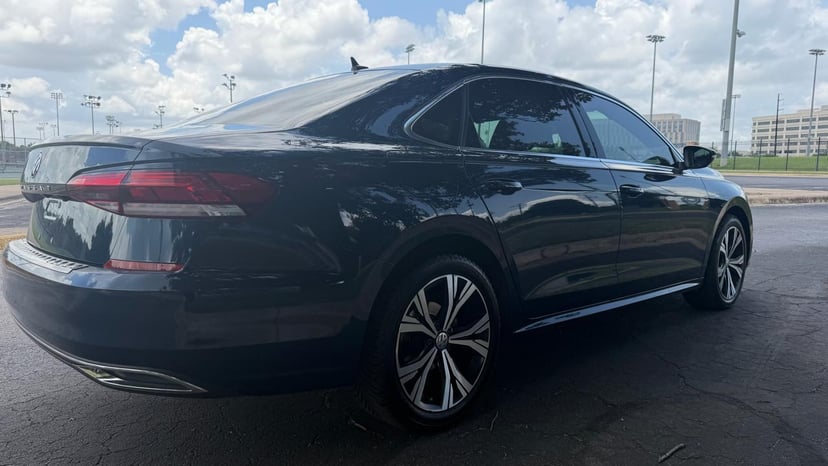 2022 Volkswagen Passat - Image 2