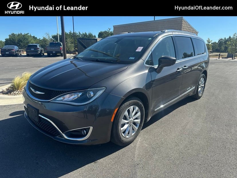 2018 Chrysler Pacifica - Image 2