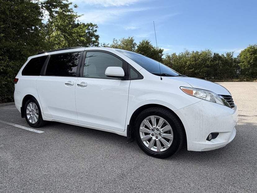 2014 Toyota Sienna - Image 1