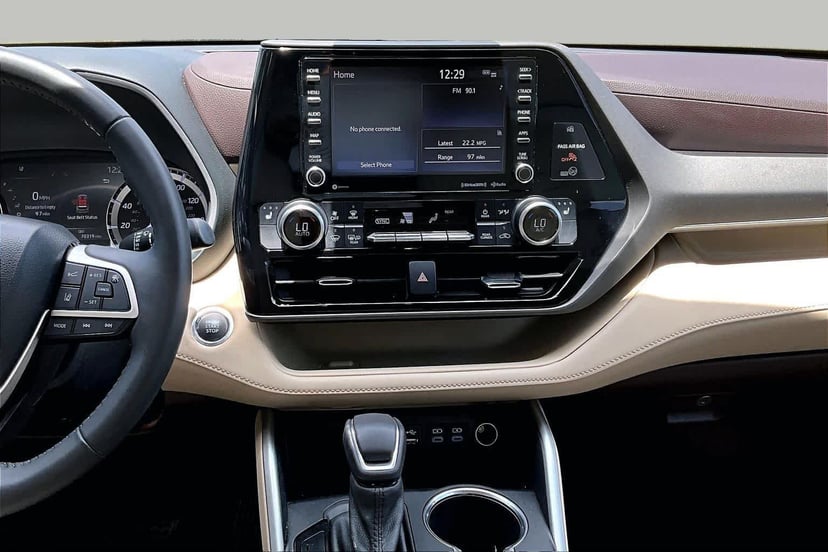 2022 Toyota Highlander - Image 2
