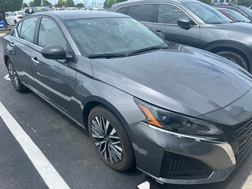 2024 Nissan Altima 2.5 SV 4D Sedan Gun Metallic - Image 2