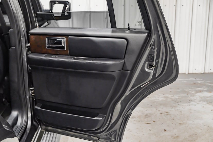 2016 Lincoln Navigator - Image 2