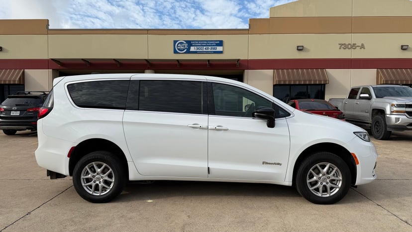2024 Chrysler Pacifica - Image 1