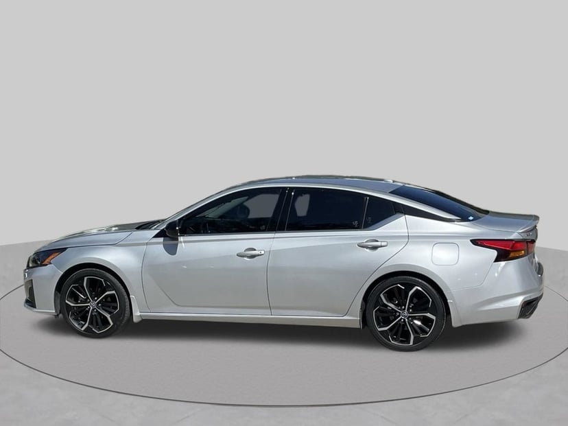 2023 Nissan Altima - Image 2