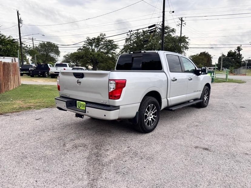 2021 Nissan Titan - Image 2