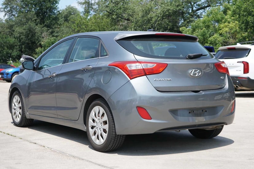 2016 Hyundai elantra gt - Image 3