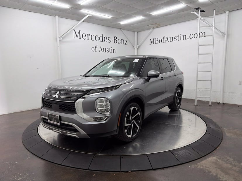 2022 Mitsubishi Outlander - Image 1