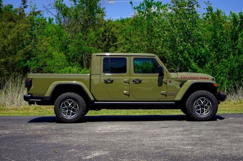 2026 Jeep Gladiator - Image 2