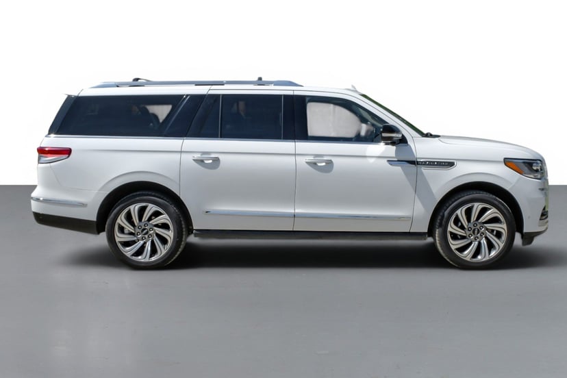 2023 Lincoln Navigator - Image 3