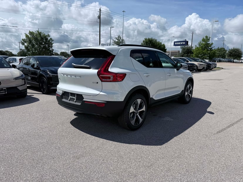 2026 Volvo XC40 - Image 3