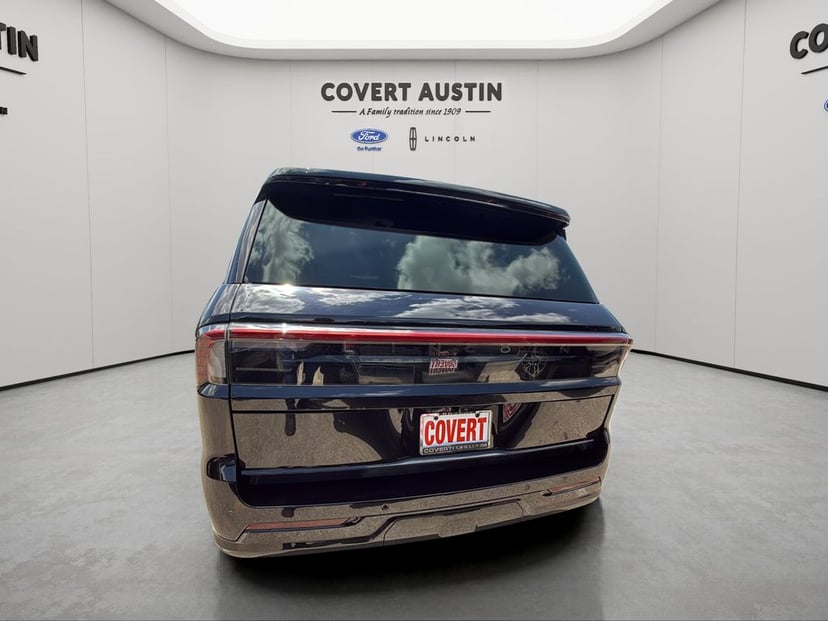 2025 Lincoln Navigator L - Image 3
