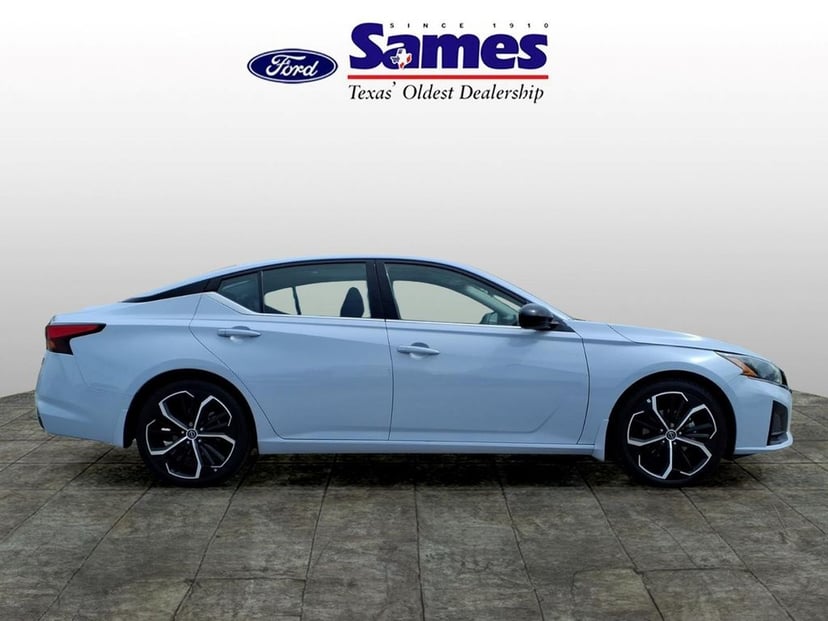 2023 Nissan Altima - Image 2