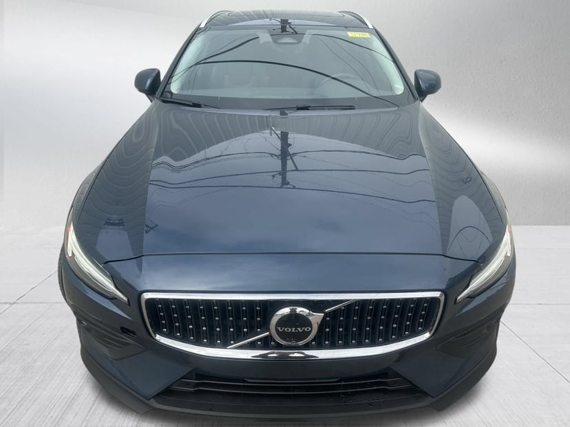 2025 Volvo V60 Cross Country - Image 3