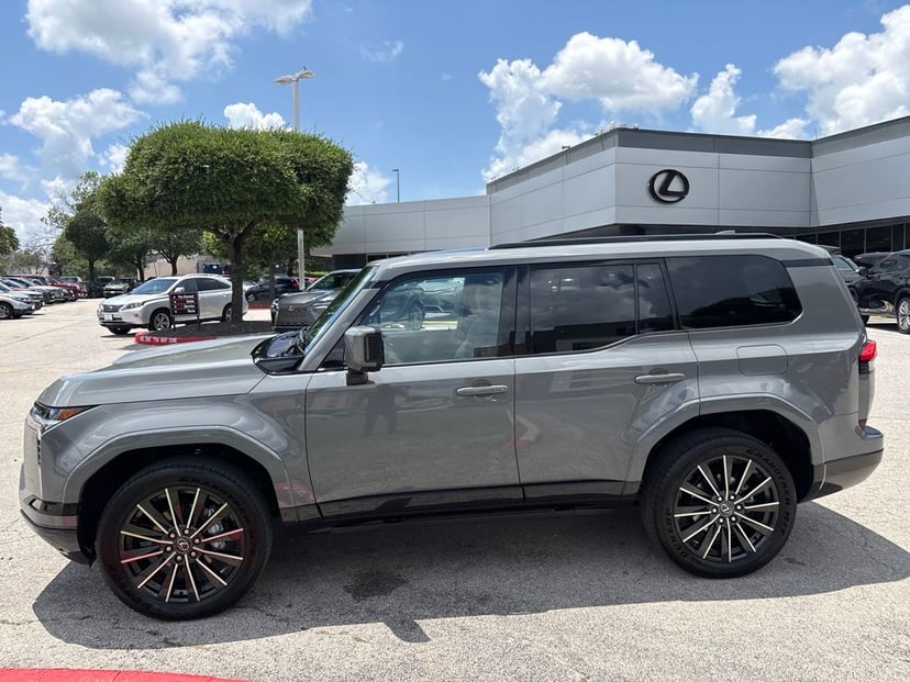 2026 Lexus GX - Image 2