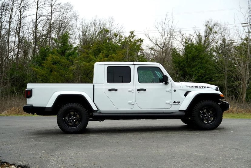 2026 Jeep Gladiator - Image 2