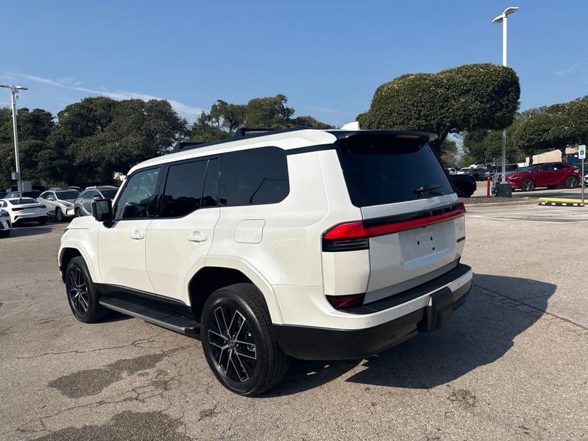 2025 Lexus GX - Image 3