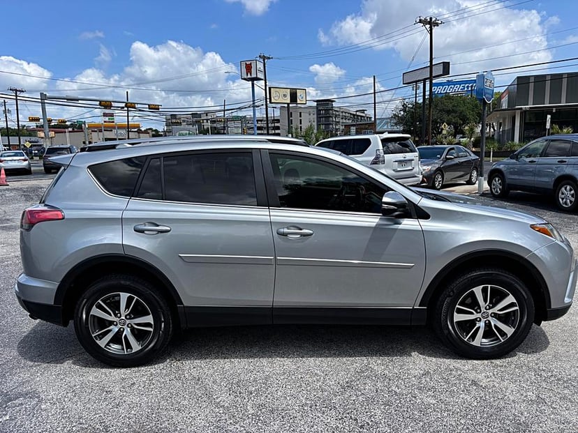 2018 Toyota RAV4 - Image 2