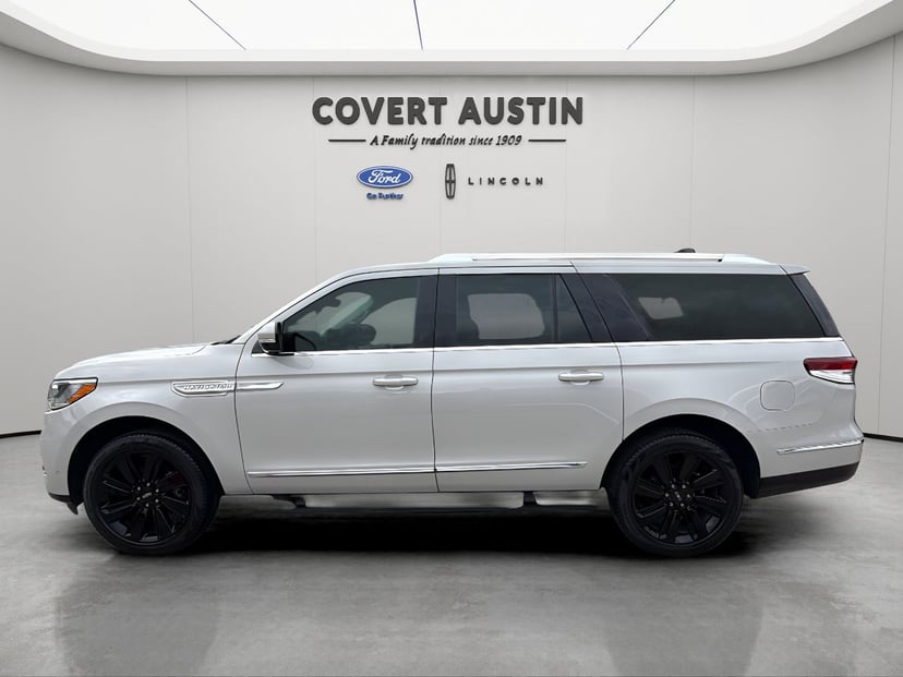 2023 Lincoln Navigator L - Image 2
