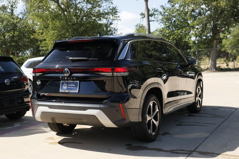 2025 Volkswagen Tiguan - Image 2