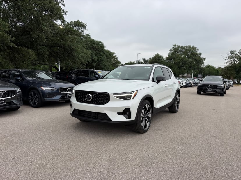 2026 Volvo XC40 - Image 1