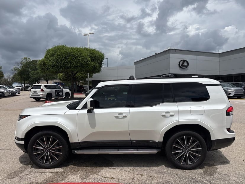 2024 Lexus GX - Image 2
