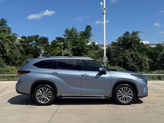 2024 Toyota Highlander - Image 3