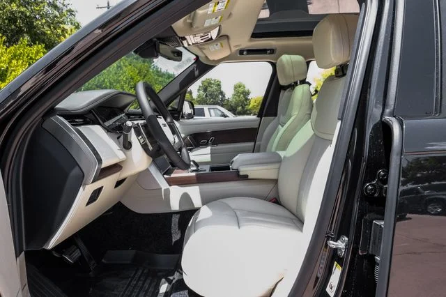 2026 Land Rover Range Rover - Image 3