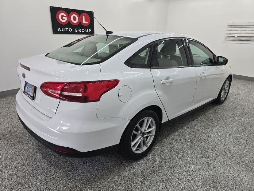2017 Ford Focus SE Sedan - Image 3