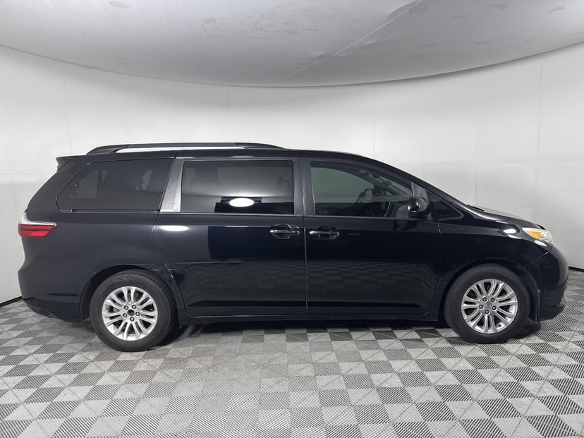 2015 Toyota Sienna - Image 2