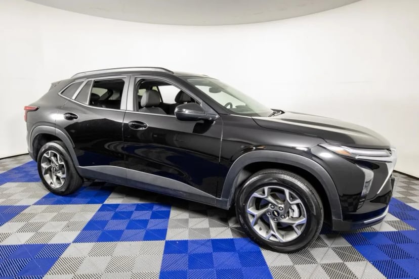 2025 Chevrolet Trax - Image 2
