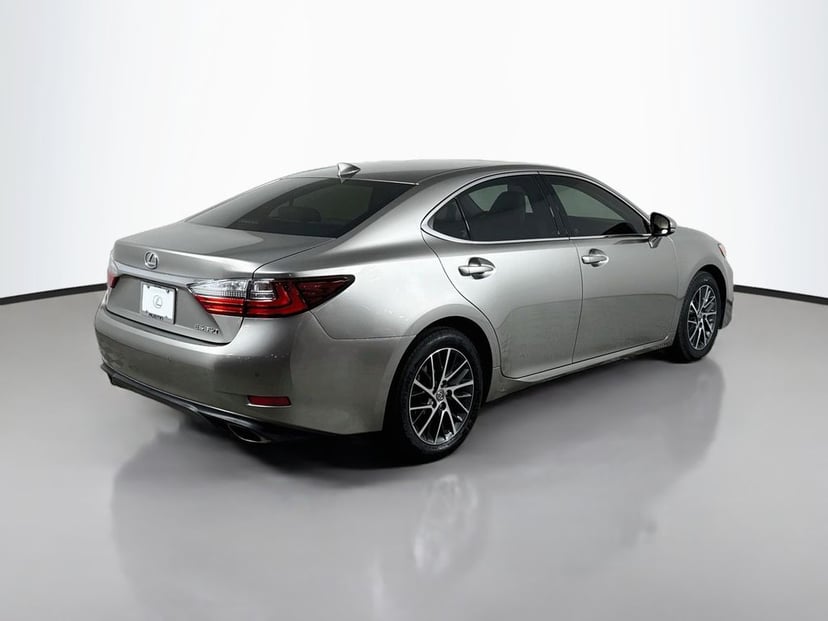 2018 Lexus ES - Image 3