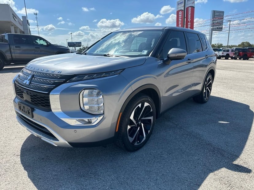 2023 Mitsubishi Outlander - Image 2