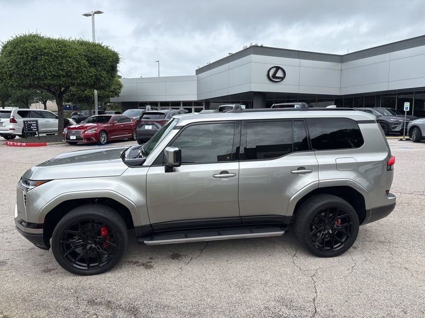 2024 Lexus GX - Image 2