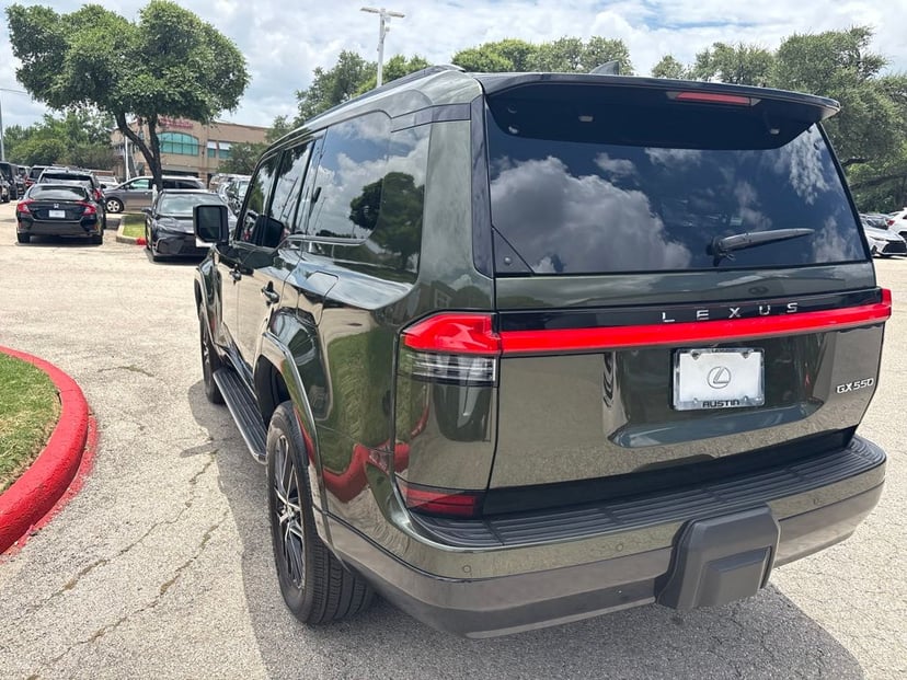 2025 Lexus GX - Image 3
