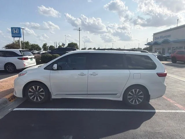 2020 Toyota Sienna - Image 1