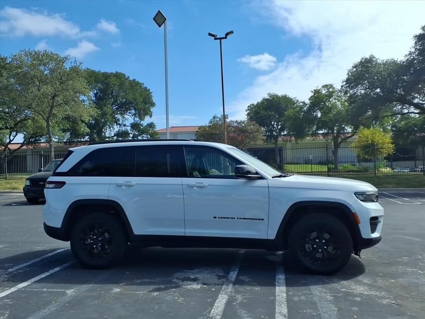 2024 Jeep Grand Cherokee - Image 2