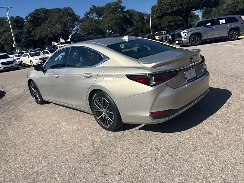 2023 Lexus ES - Image 3