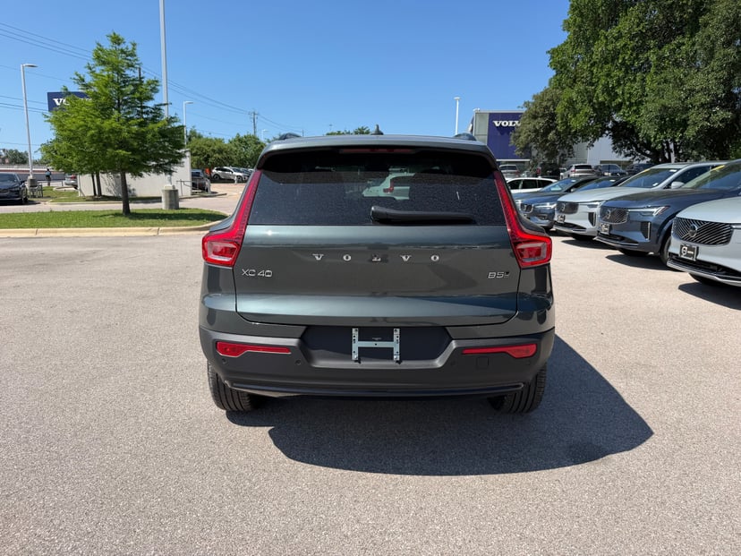 2026 Volvo XC40 - Image 3