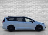 2023 Chrysler Pacifica - Preview 3